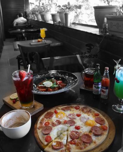 عکس کافه سپید و سیاه