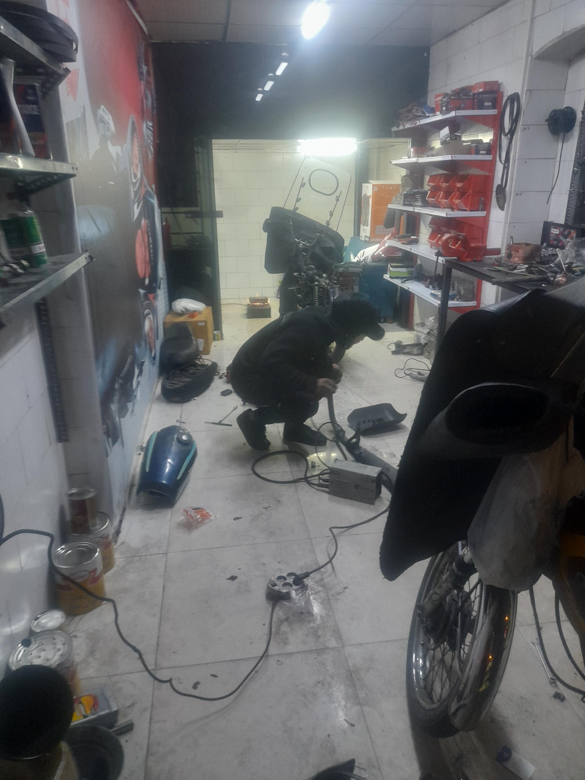 عکس تعمیرگاه موتورسیکلت گستر 