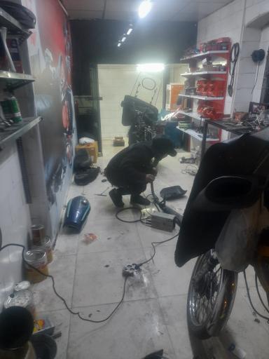 عکس تعمیرگاه موتورسیکلت گستر 