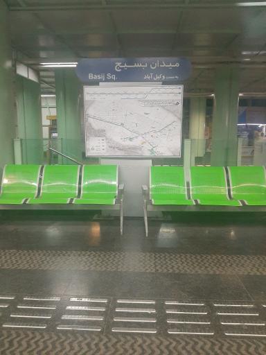 عکس ورودی ایستگاه مترو بسیج