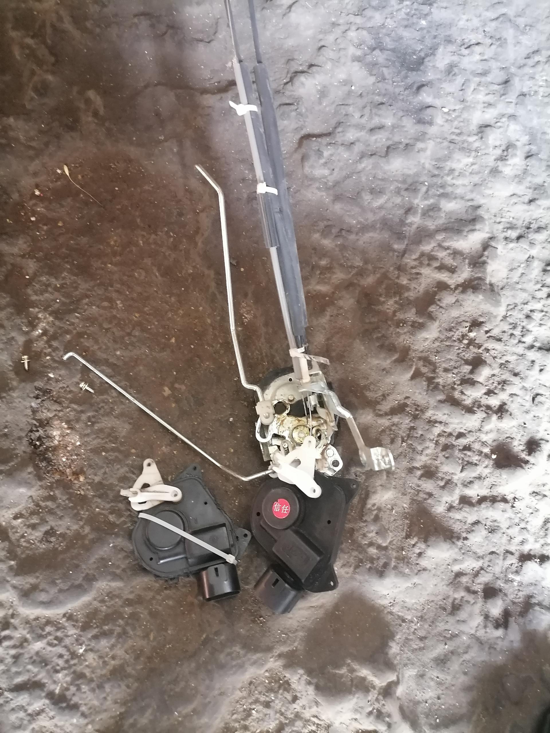 عکس تعمیرات شیشه بالابر و قفل عزیزی پور