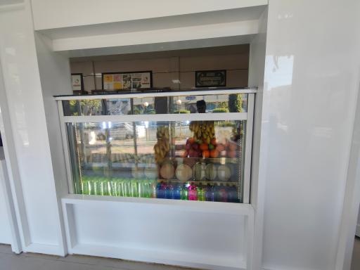 عکس بستنی کنارتخته مرکزی