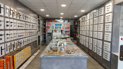 قفل و یراق آلات کرمی