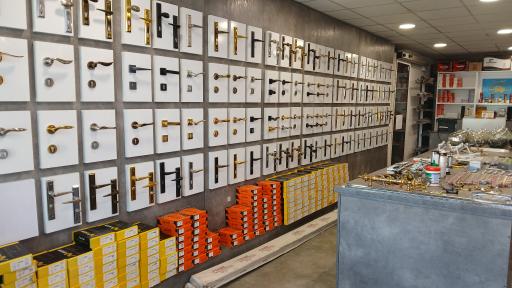 قفل و یراق آلات کرمی