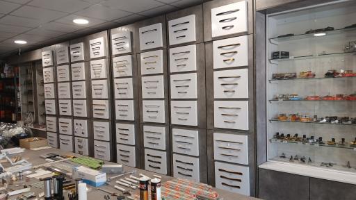 قفل و یراق آلات کرمی