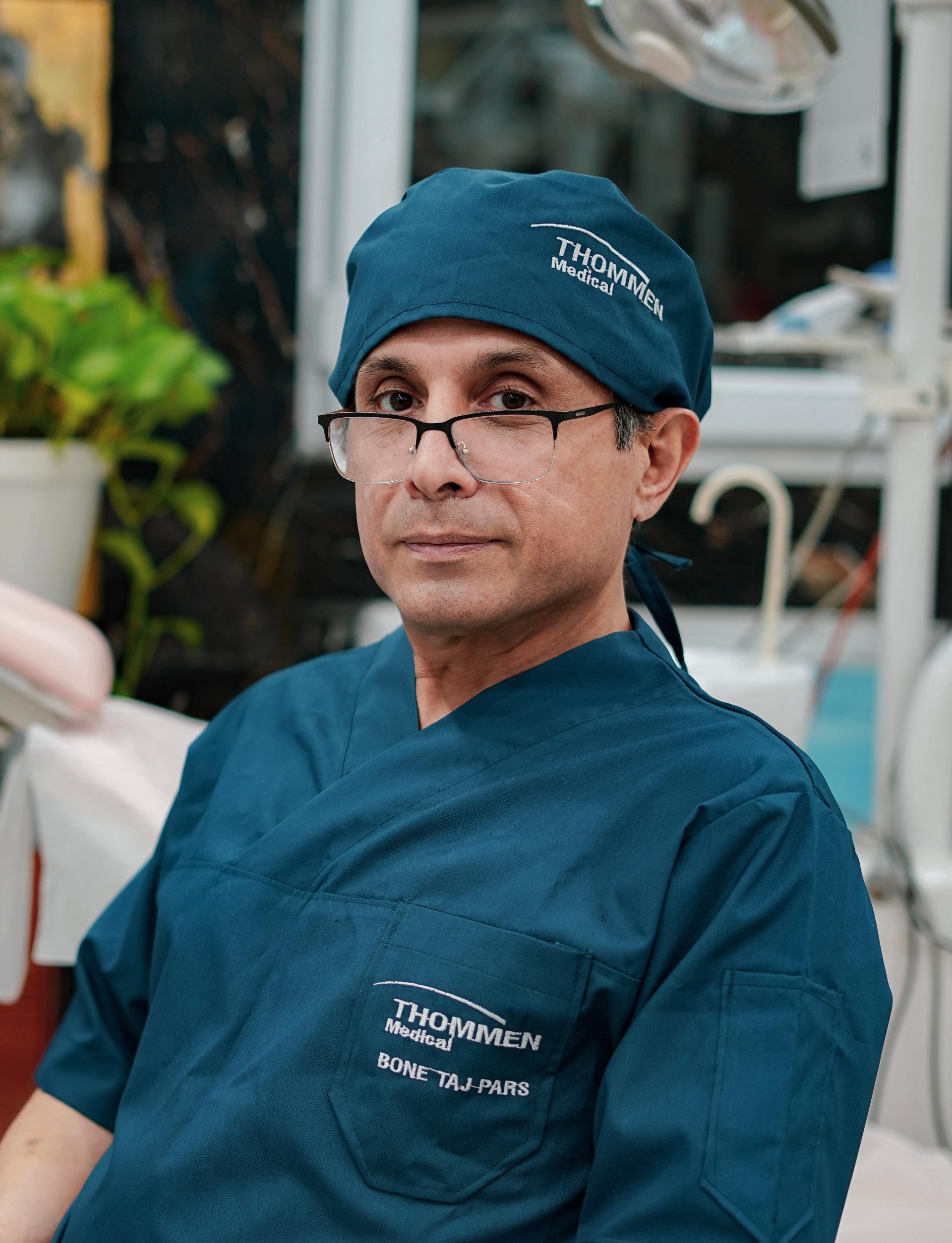 عکس دکتر رضا عالی پور (متخصص جراحی لثه و ایمپلنت)