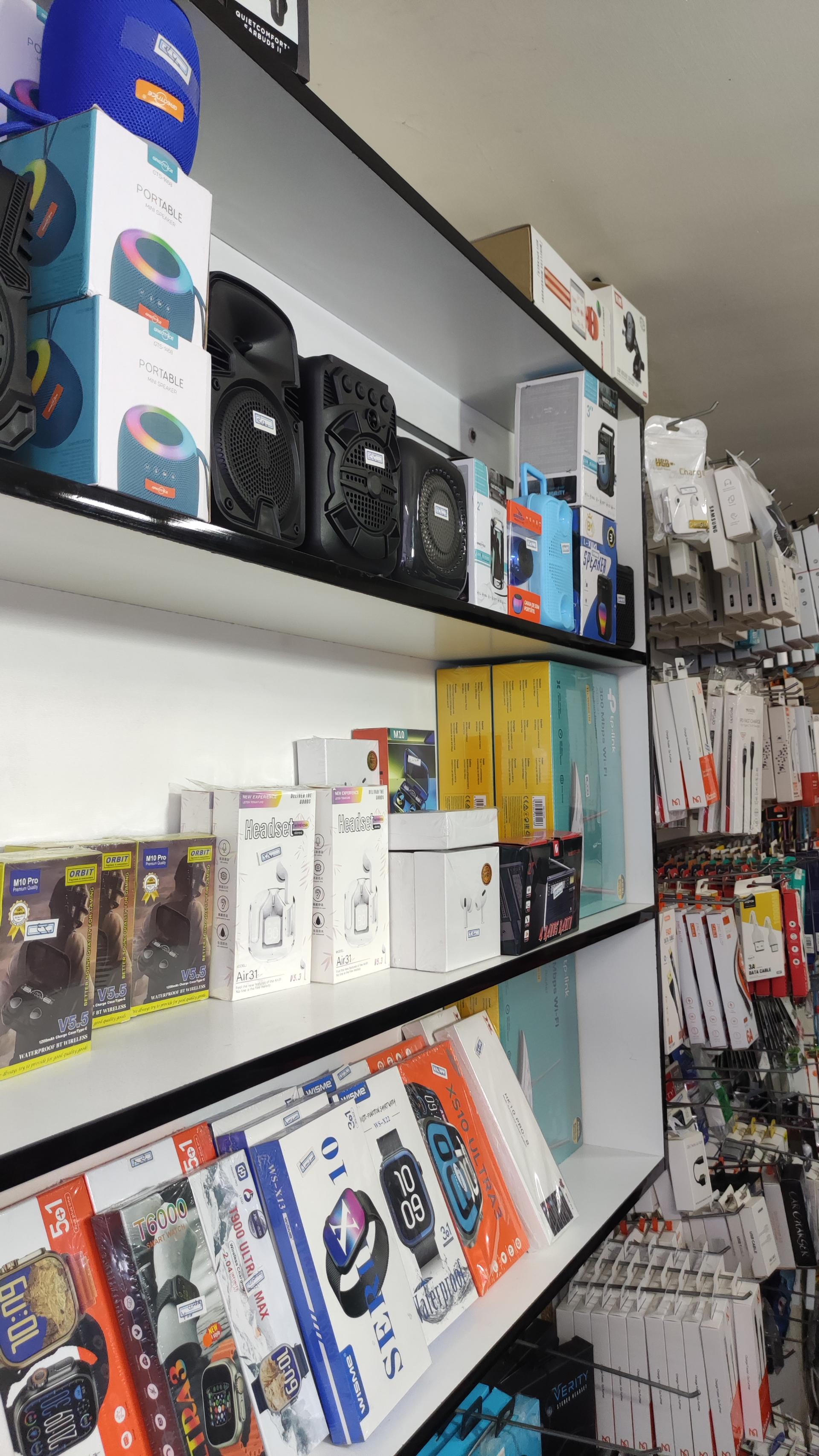 عکس فروشگاه جانبی موبایل پازل