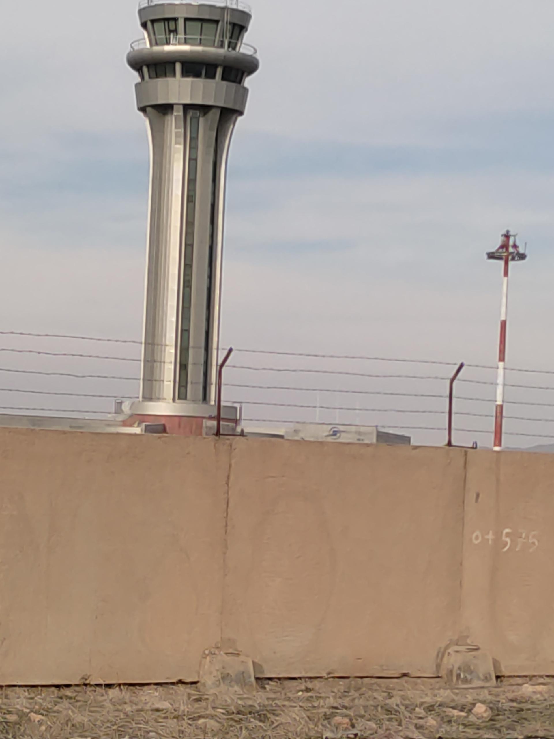 عکس ساختمان اداری عملیاتی فرودگاه همدان