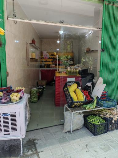 عکس ارزانسرای میوه و تره‌ بار روز محله