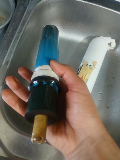 عکس تعمیرات دستگاه تصفیه آب خانگی مهرداد