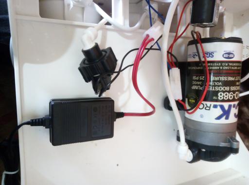 عکس تعمیرات دستگاه تصفیه آب خانگی مهرداد