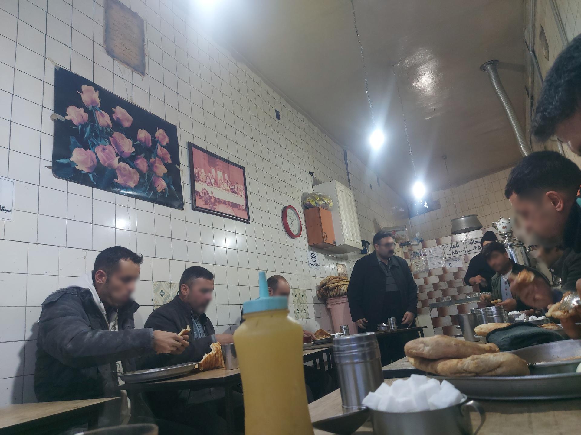 عکس چایخانه لاله به مدیریت نادر پیروزفر