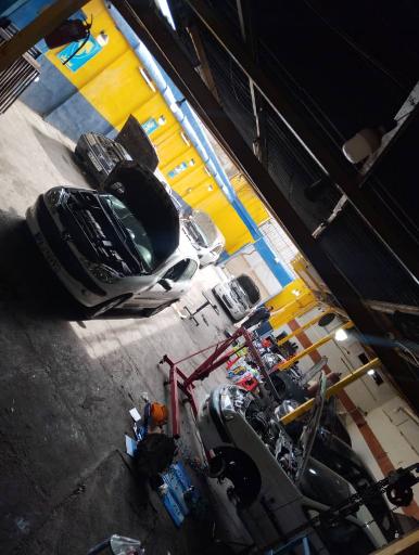 عکس تعمیرگاه و کلینیک تخصصی اژدم گاراژ