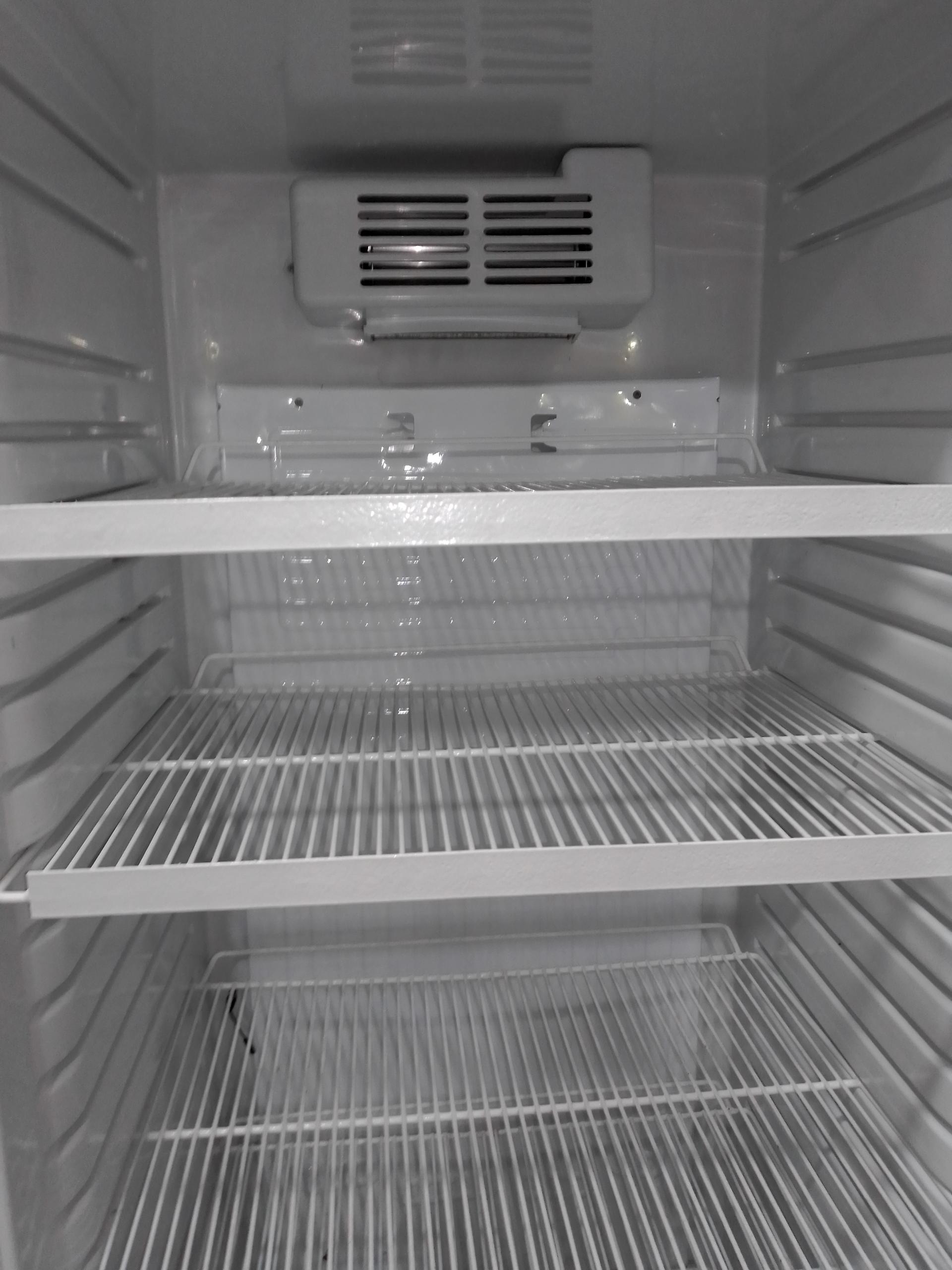 عکس خدمات فنی و یخچال‌ سازی هنرمند