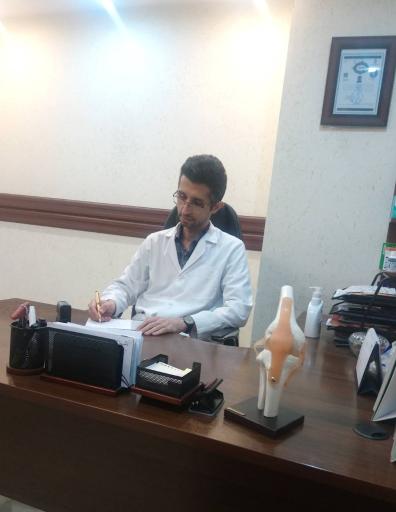 دکتر احسان صنعتی متخصص طب فیزیکی و توانبخشی