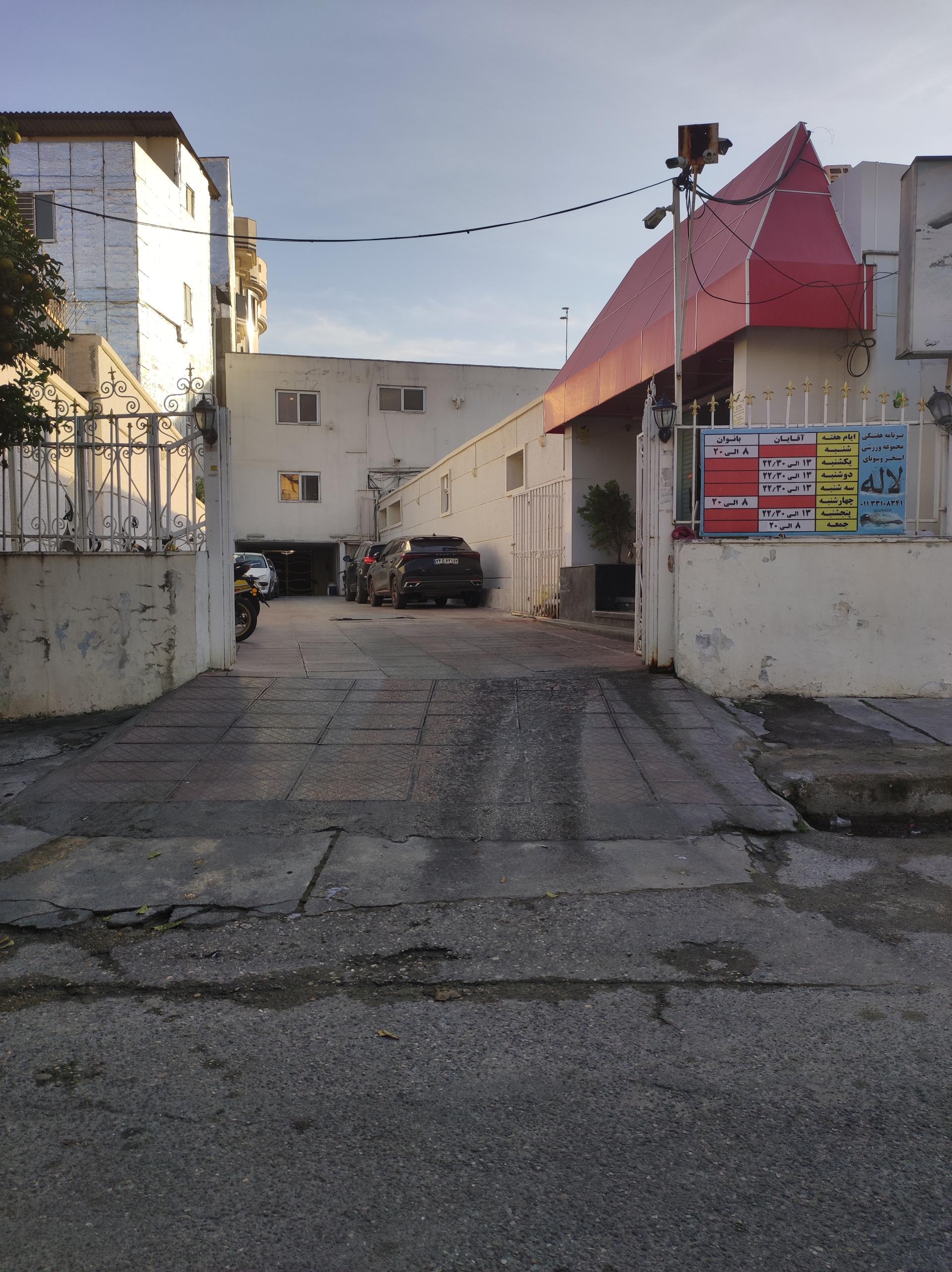 عکس استخر و سونا لاله