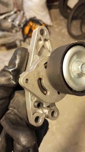 عکس مکانیک برق و انژکتور ایساکو سایپا یدک