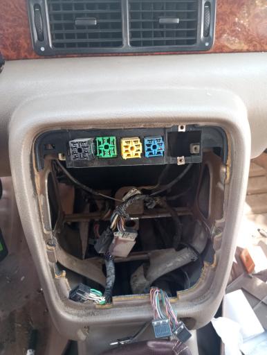 عکس مکانیک برق و انژکتور ایساکو سایپا یدک