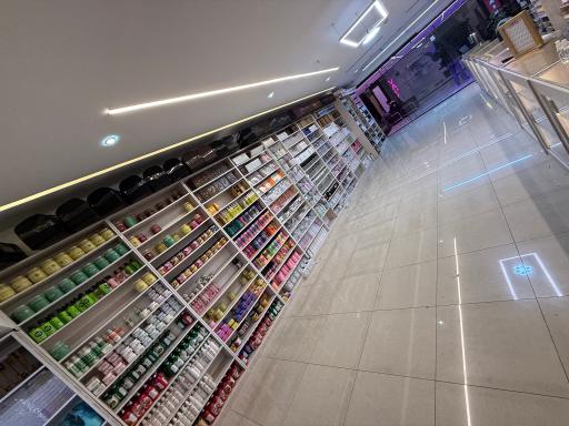 فروشگاه کاشت ناخن احمدوند