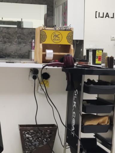 عکس آرایشگاه مردانه هشت