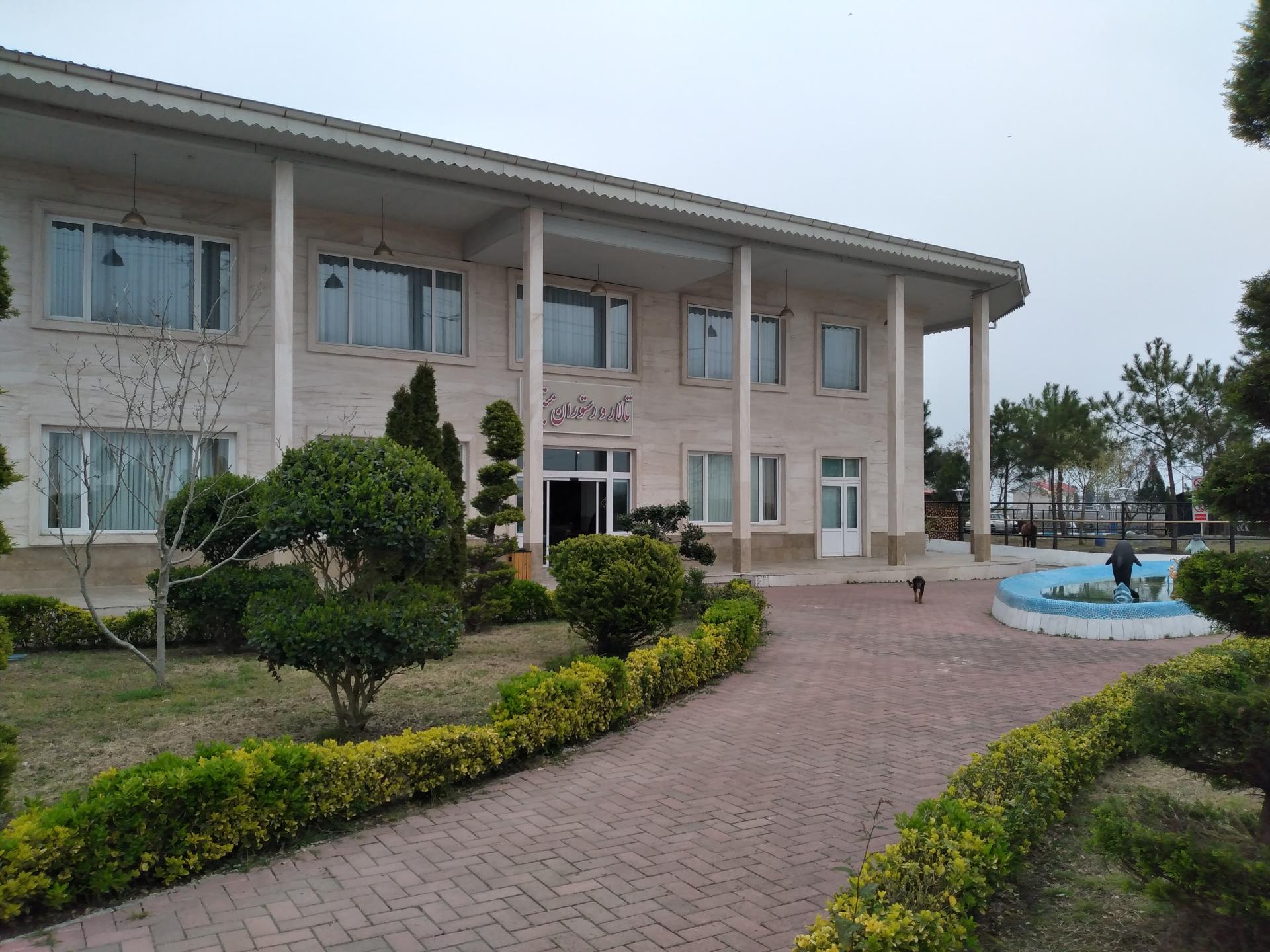 عکس رستوران سپید کنار متین