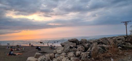 عکس اسکله سنگی ساحل نور