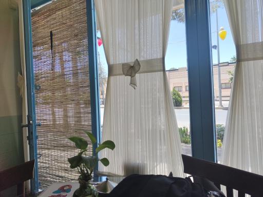 عکس کافه صبحانه فرنگیس