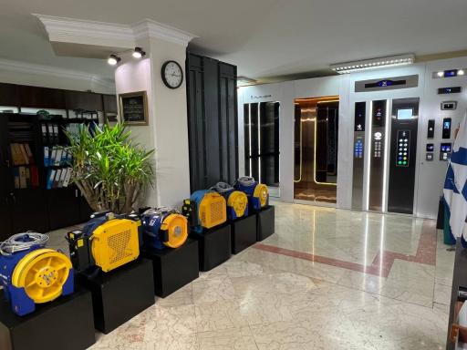 عکس آسانسور و پله برقی افلاک مهر