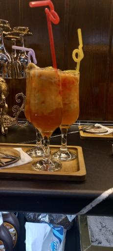 عکس کافه کتاب تیپیکال