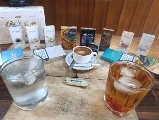 عکس کافه کتاب تیپیکال