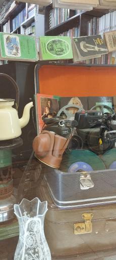 عکس کتابفروشی میم