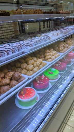 عکس شیرینی و بستنی و آجیل جوان