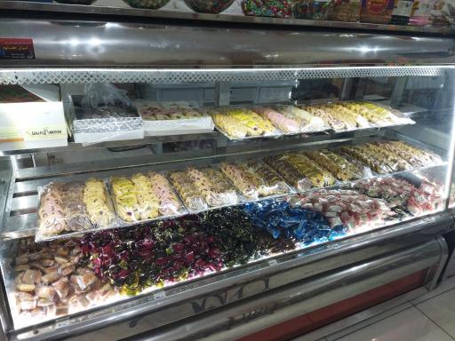 عکس شیرینی و بستنی و آجیل جوان