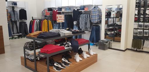 عکس فروشگاه لباس لافت