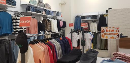 عکس فروشگاه لباس لافت