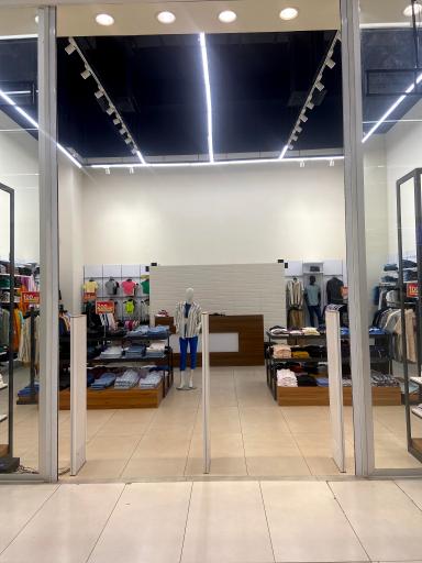 عکس فروشگاه لباس لافت