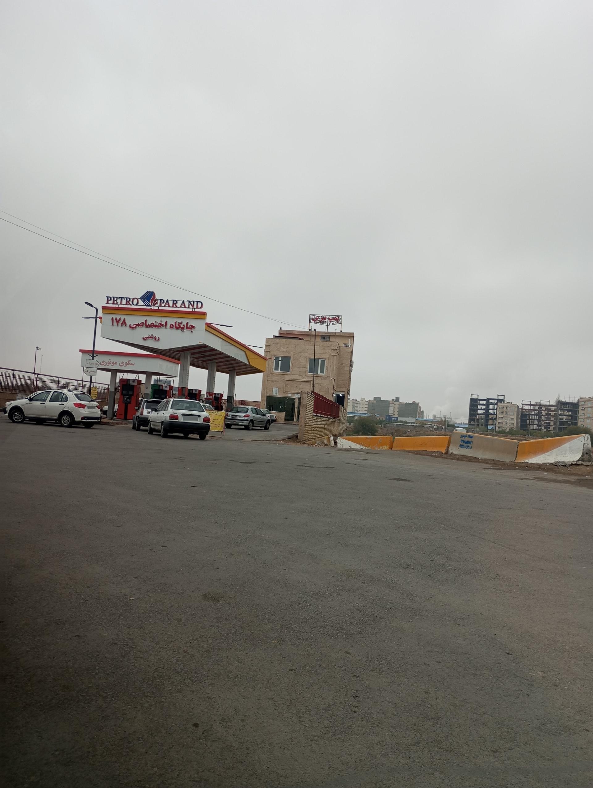 عکس پمپ بنزین روشنی