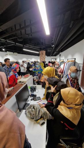 عکس فروشگاه لباس برند نورا