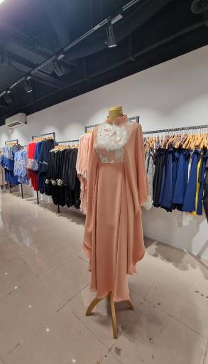 عکس فروشگاه لباس برند نورا