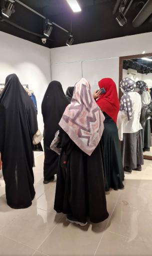 عکس فروشگاه لباس برند نورا