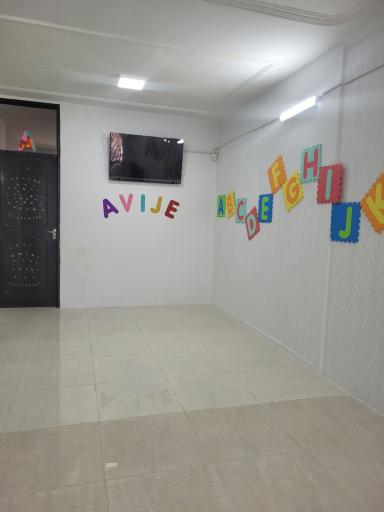 عکس آکادمی زبانهای خارجی آویژه