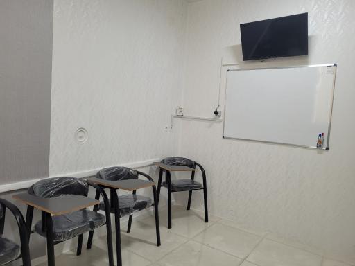 عکس آکادمی زبانهای خارجی آویژه