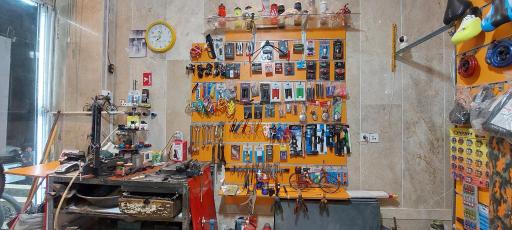 عکس تعمیرات دوچرخه سازی دوستان