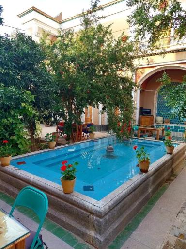 عکس عمارت ایوان