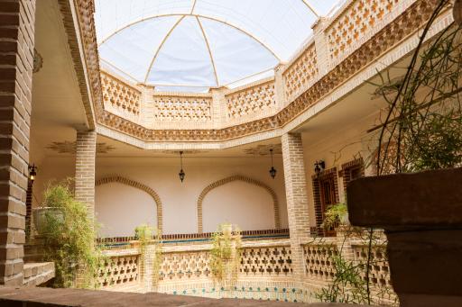 عکس گلابگیری و اقامتگاه بومگردی و سنتی دیاوا