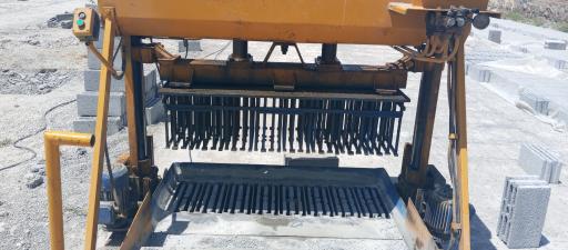 عکس کارخانه بلوک زنی آذر بتن 