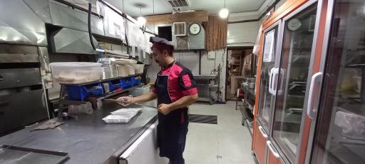 عکس تهیه غذای دادا حامد