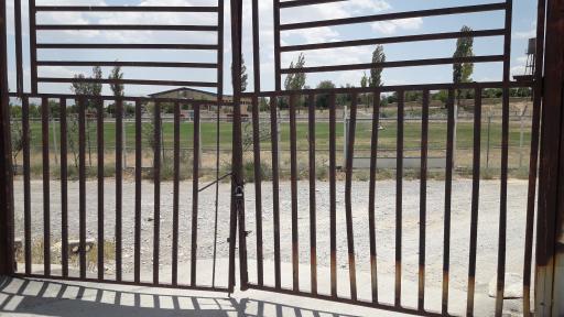 عکس درب ورودی میدان چمن تختی