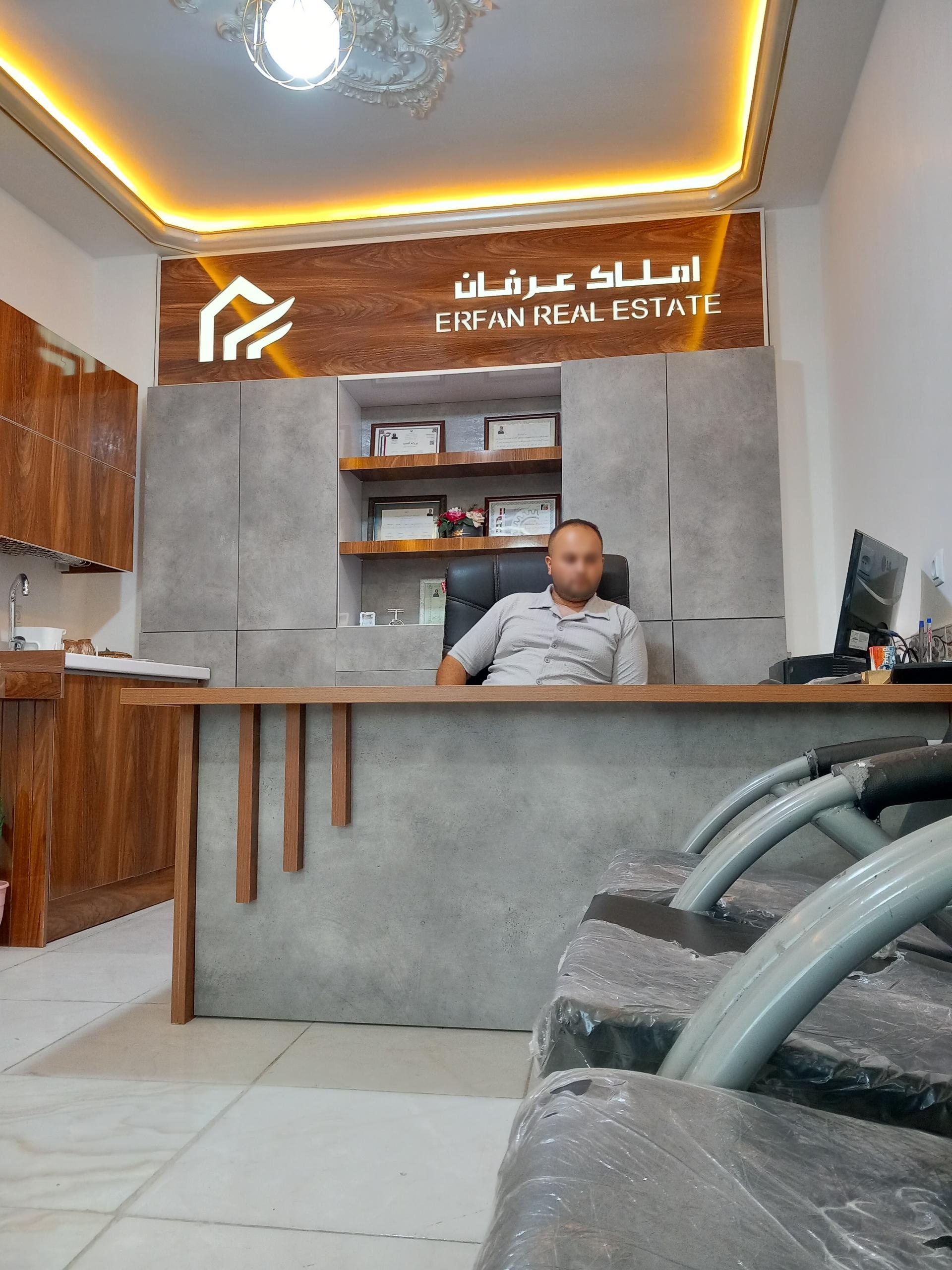 عکس مشاور املاک عرفان