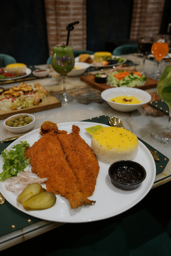 عکس رستوران سه کاج